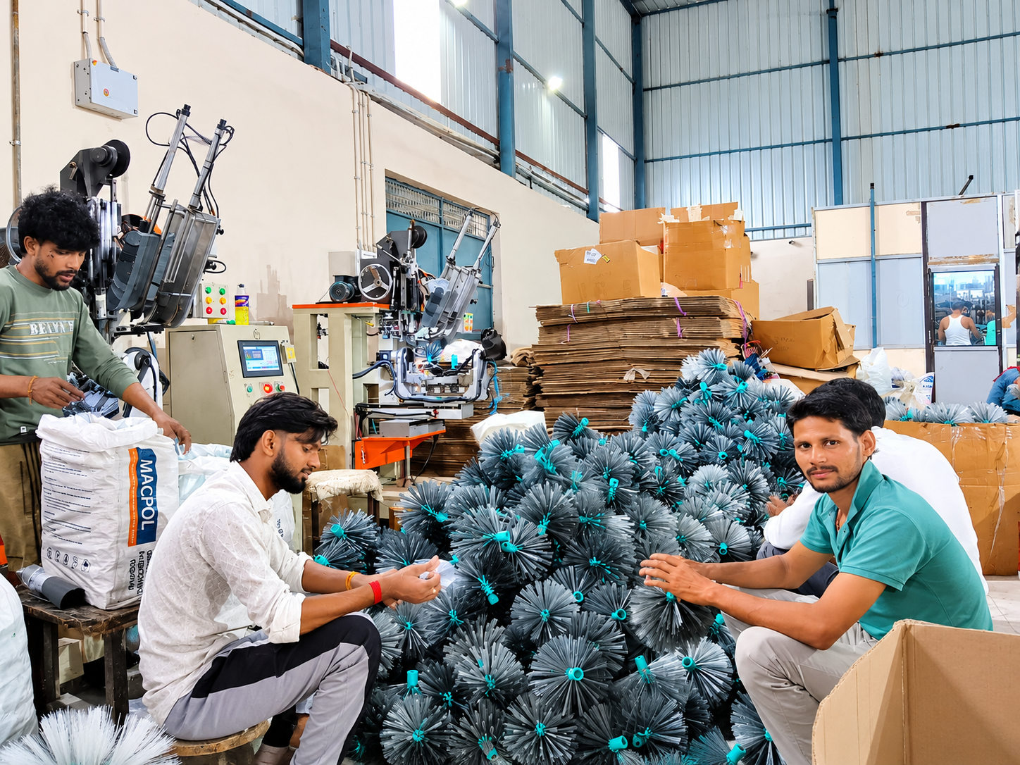 Commercial drum and container cleaning brushes