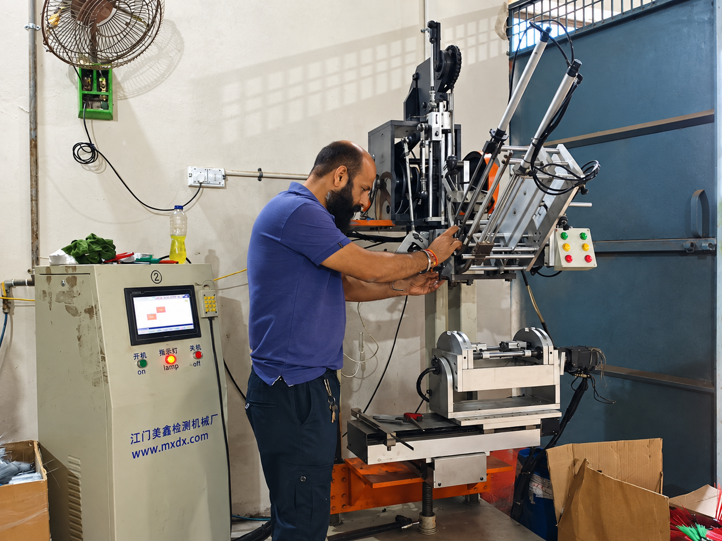 Automated high-speed CNC tufting machine